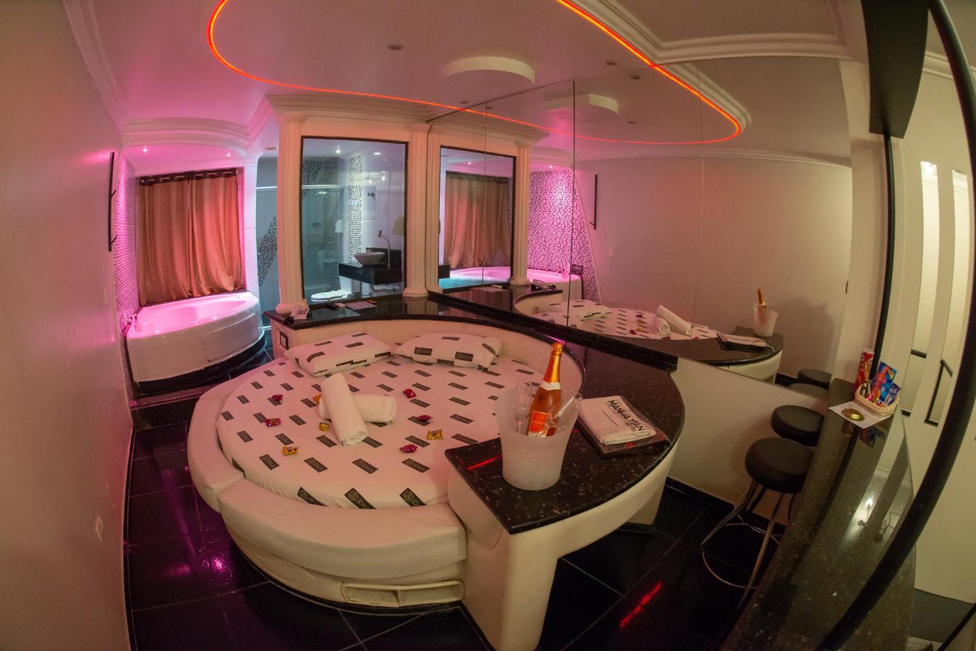 Manhattan (adults Only)