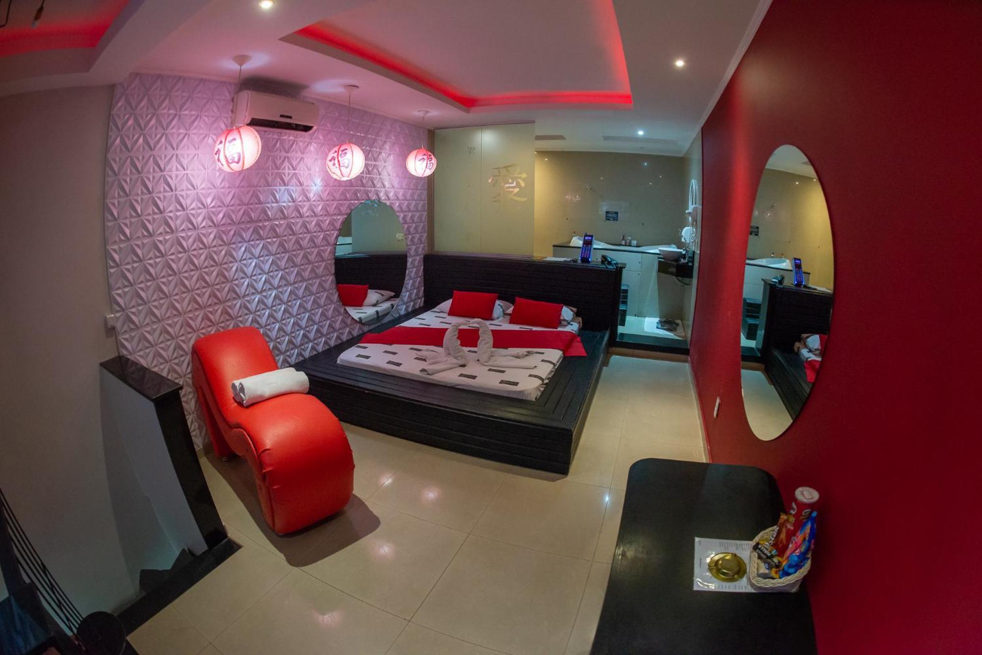 Manhattan (adults Only) 2*